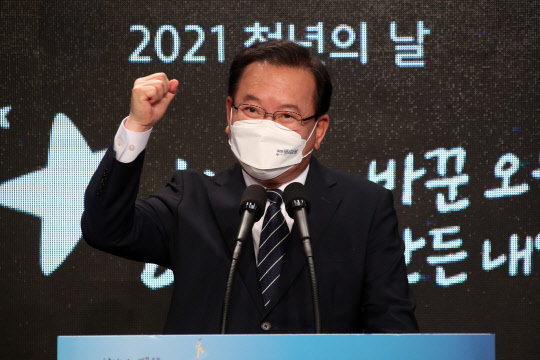 김부겸 국무총리가 17일 정부서울청사 별관에서 열린 제2회 청년의 날 기념식에서 기념사를 하며 파이팅하고 있다.   연합뉴스